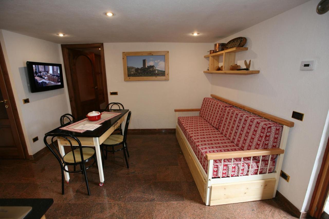 Suite Del Villaggio Sarre Bagian luar foto