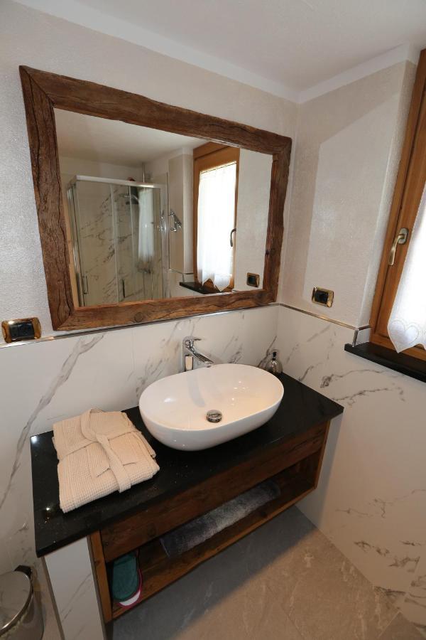 Suite Del Villaggio Sarre Bagian luar foto