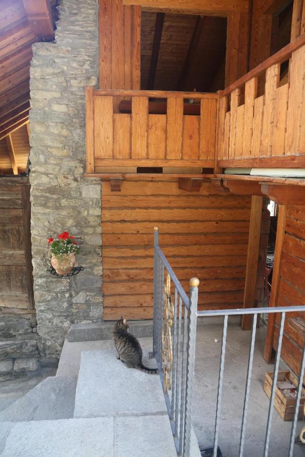 Suite Del Villaggio Sarre Bagian luar foto