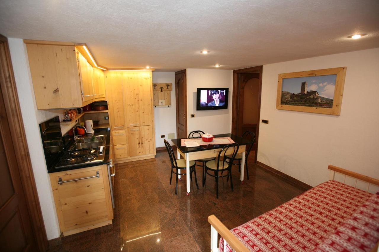 Suite Del Villaggio Sarre Bagian luar foto