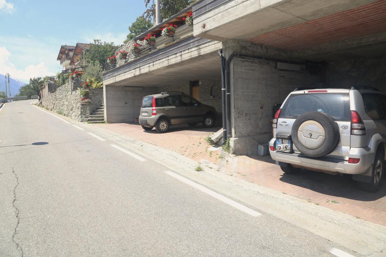 Suite Del Villaggio Sarre Bagian luar foto
