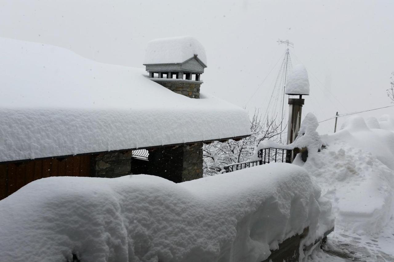 Suite Del Villaggio Sarre Bagian luar foto