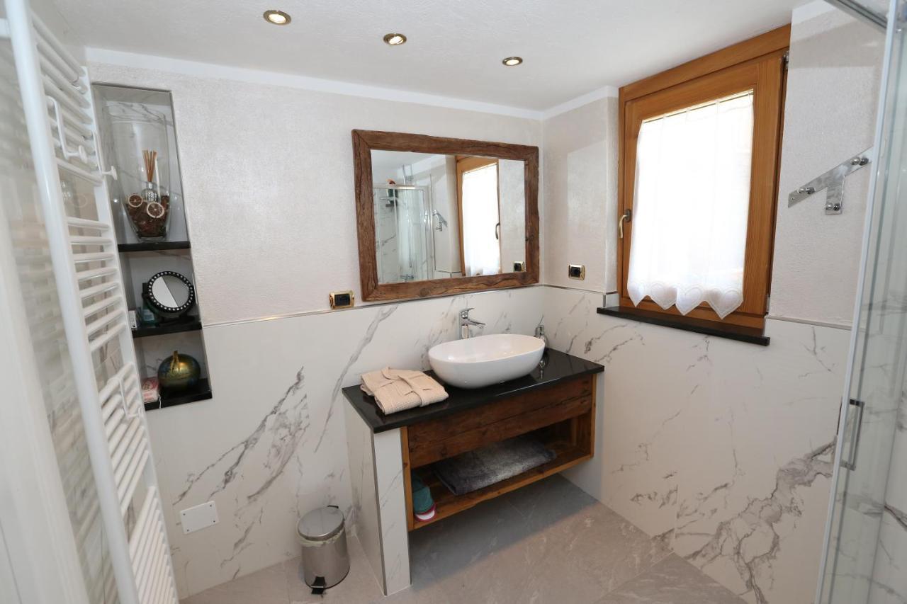 Suite Del Villaggio Sarre Bagian luar foto
