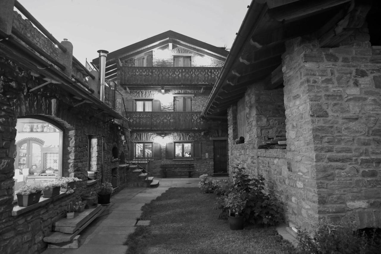 Suite Del Villaggio Sarre Bagian luar foto