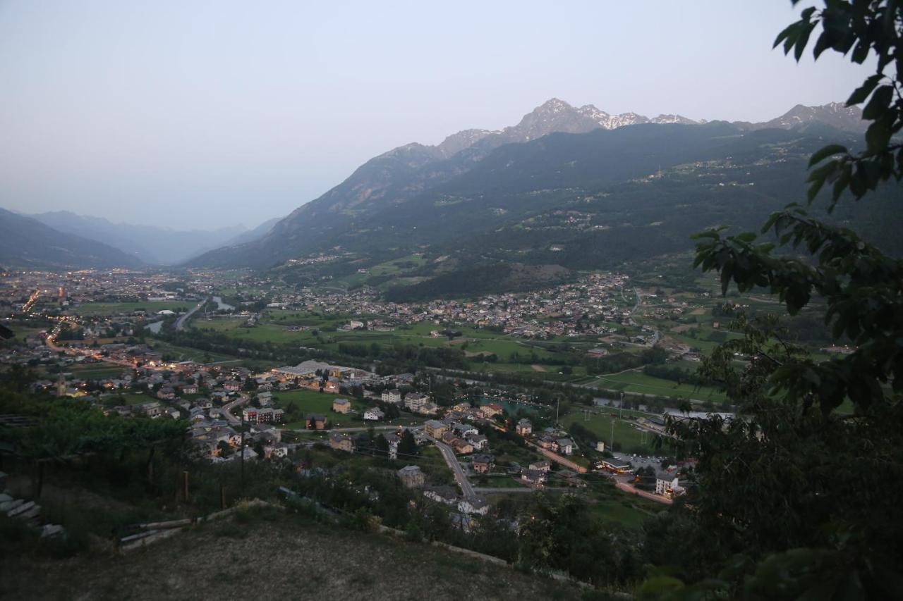 Suite Del Villaggio Sarre Bagian luar foto