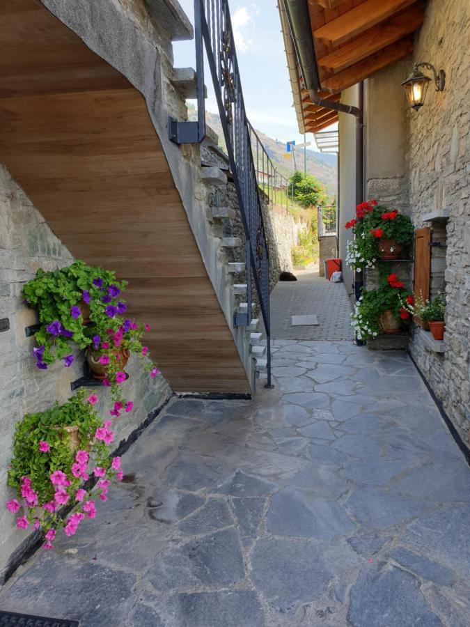 Suite Del Villaggio Sarre Bagian luar foto