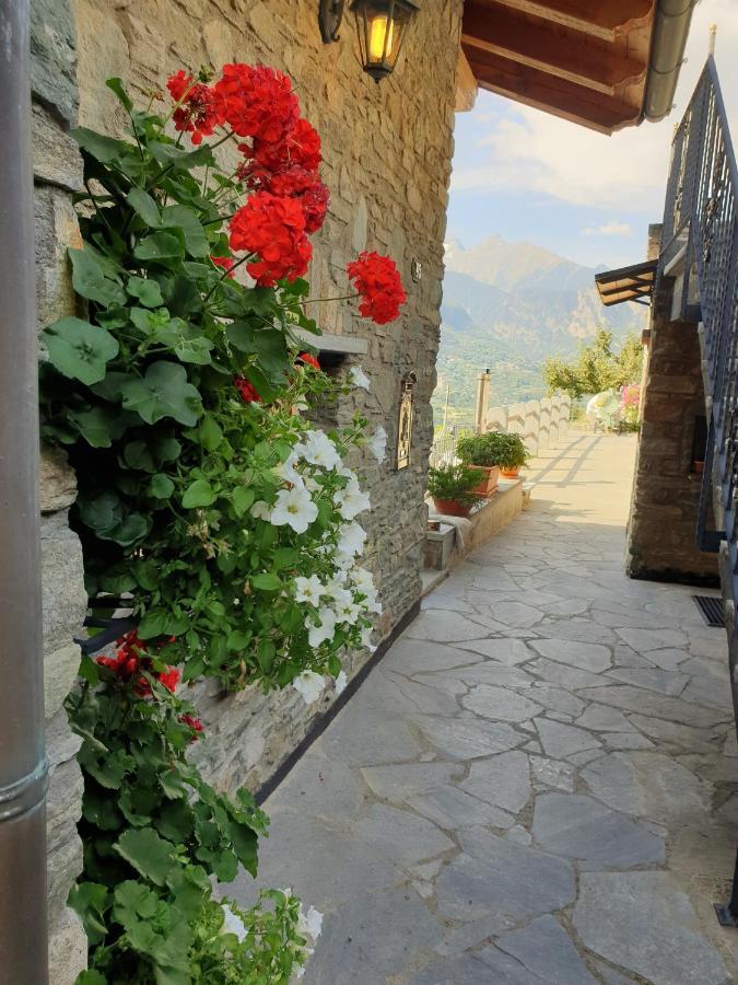 Suite Del Villaggio Sarre Bagian luar foto