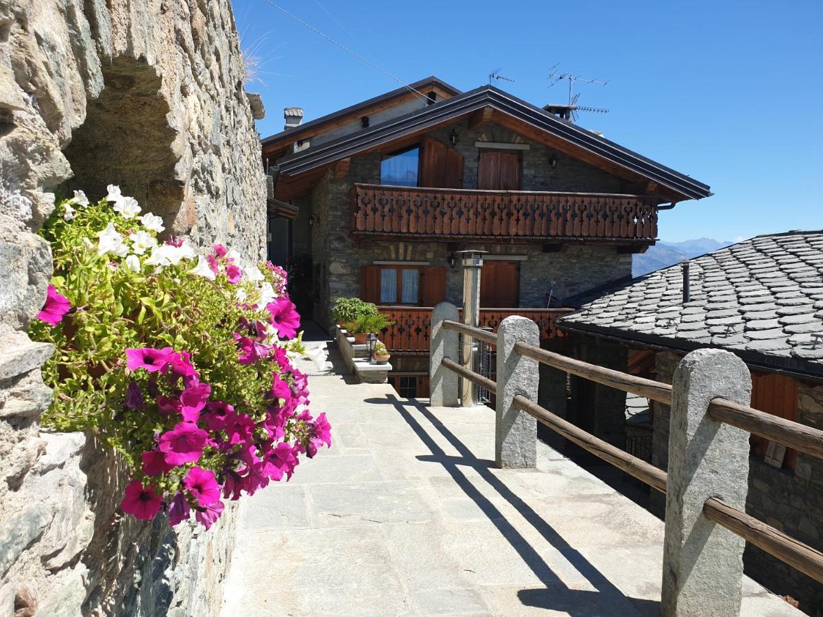 Suite Del Villaggio Sarre Bagian luar foto