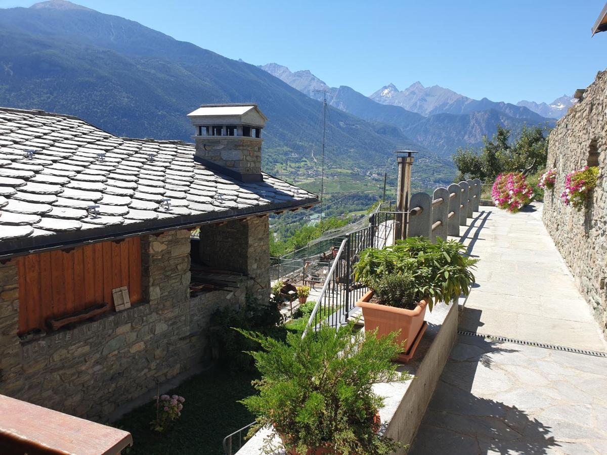 Suite Del Villaggio Sarre Bagian luar foto