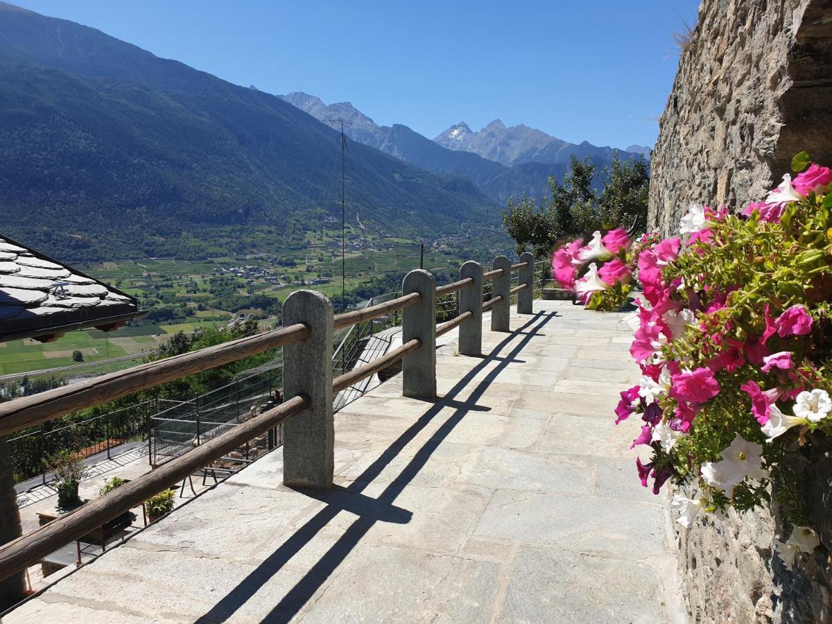 Suite Del Villaggio Sarre Bagian luar foto