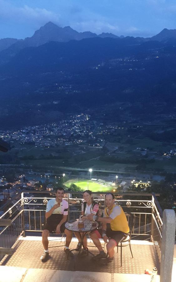 Suite Del Villaggio Sarre Bagian luar foto