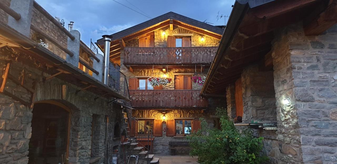 Suite Del Villaggio Sarre Bagian luar foto