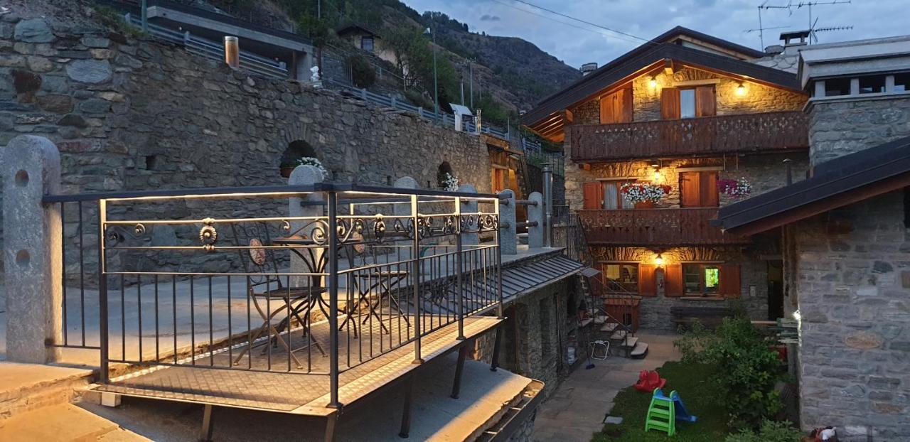 Suite Del Villaggio Sarre Bagian luar foto